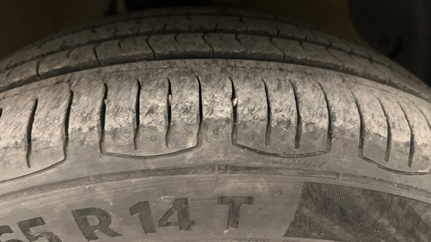 Used 2014 Hyundai Grand i10 Asta AT 1.2 Kappa VTVT Petrol Automatic tyres RIGHT FRONT TYRE TREAD VIEW