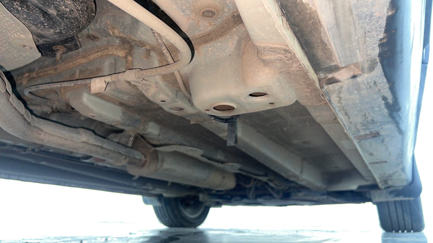 Used 2022 Mahindra XUV 300 W8 (O) 1.2 Petrol AMT Petrol Automatic extra REAR RIGHT UNDERBODY VIEW