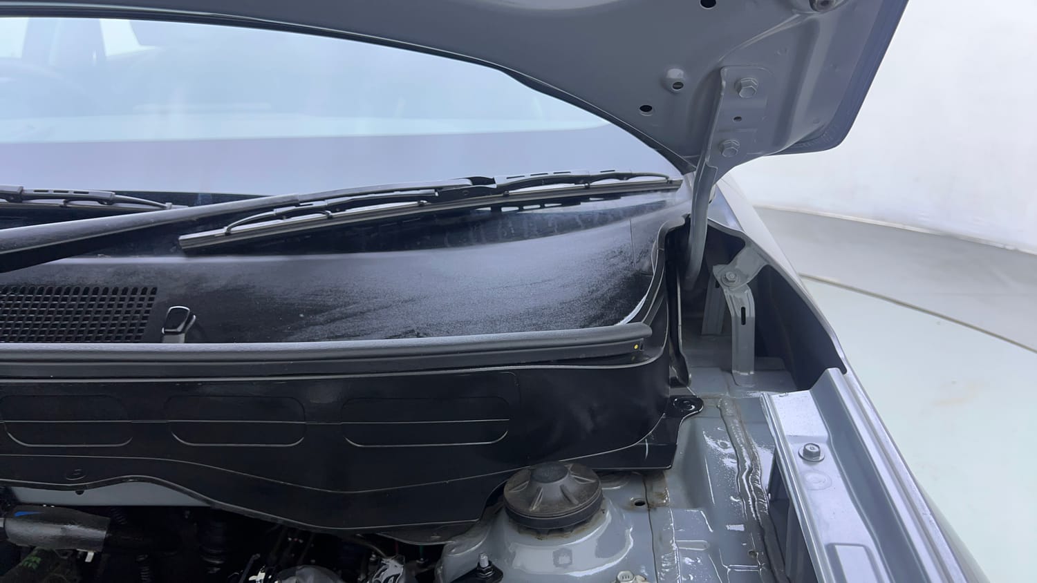 Used 2025 Hyundai Venue S (O) 1.2 Petrol Petrol Manual engine ENGINE LEFT SIDE HINGE & APRON VIEW