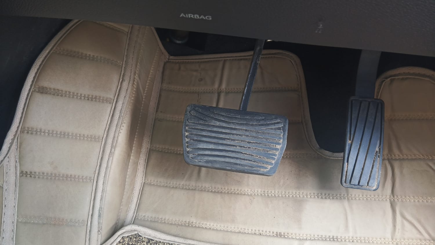 Used 2025 Mahindra XUV700 AX7 Luxury Pack Petrol AT 7 STR Petrol Automatic interior PEDALS VIEW