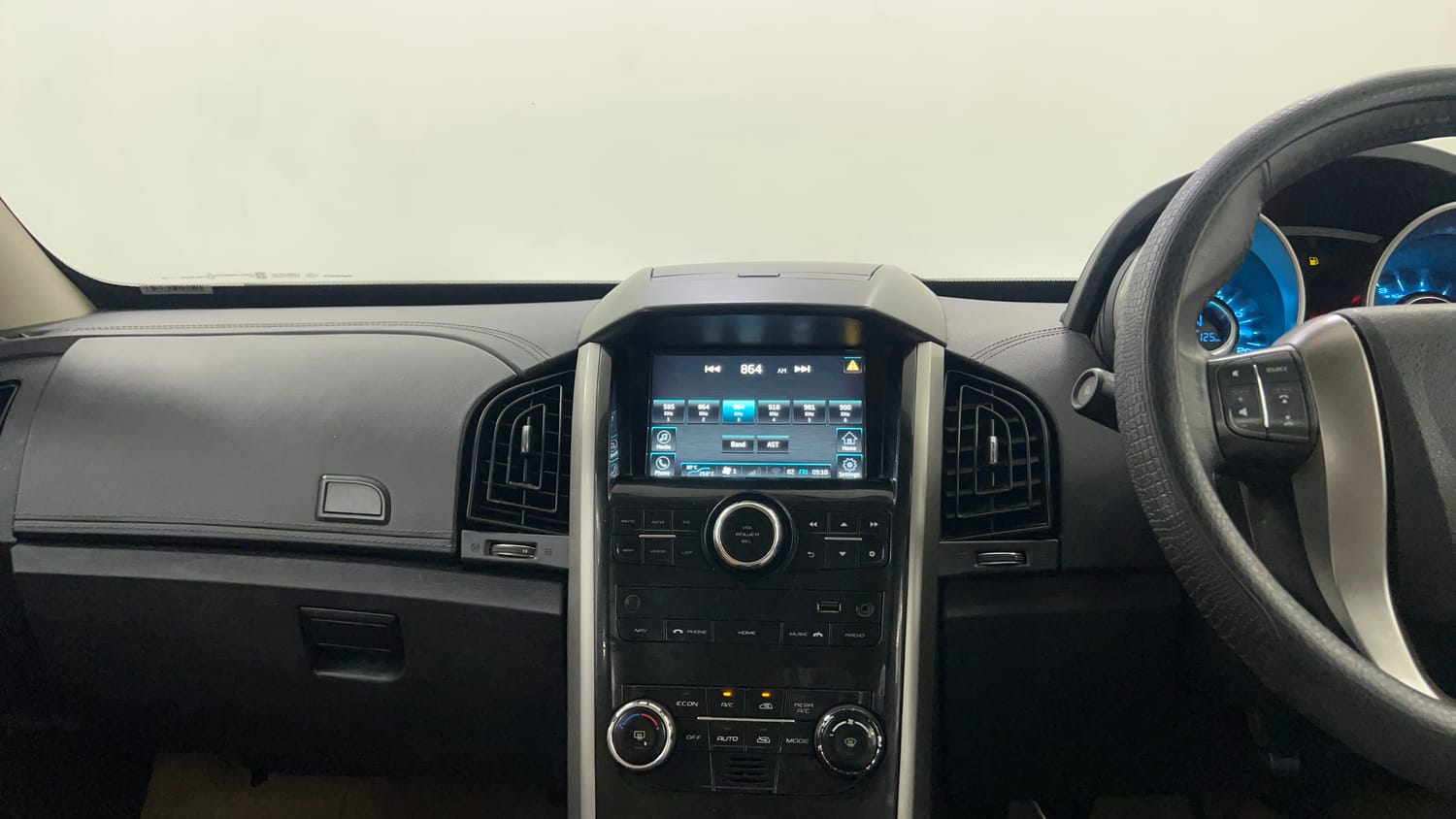 Used 2018 Mahindra XUV500 W11 Diesel Manual interior MUSIC SYSTEM & AC CONTROL VIEW