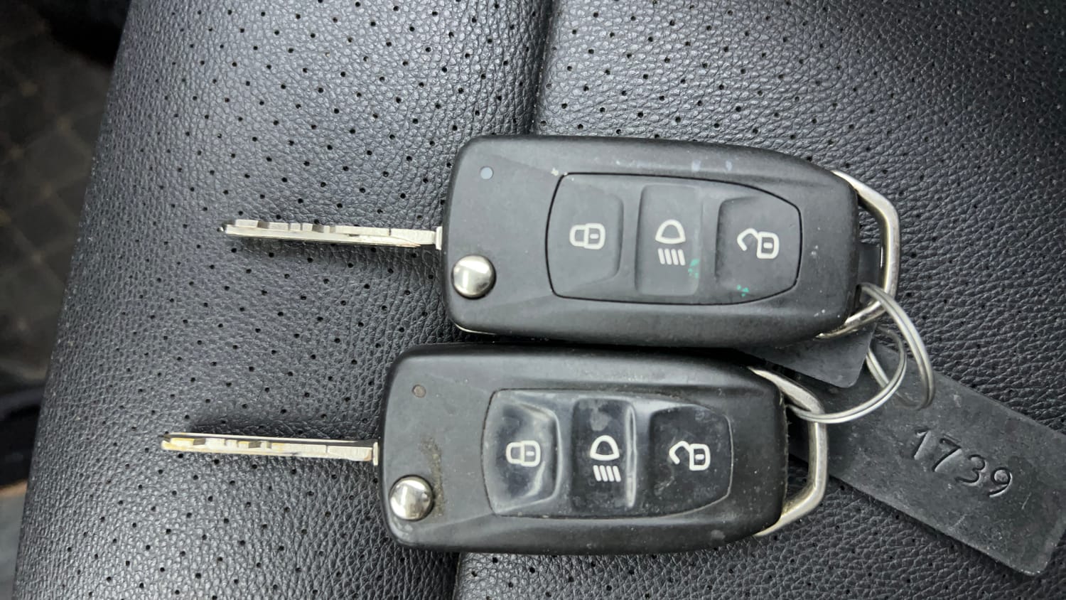 Used 2018 Tata Hexa XTA 4x2 7 STR Diesel Automatic extra CAR KEY VIEW