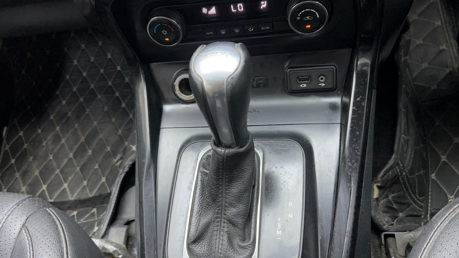 Used 2018 Tata Hexa XTA 4x2 7 STR Diesel Automatic interior GEAR  KNOB VIEW