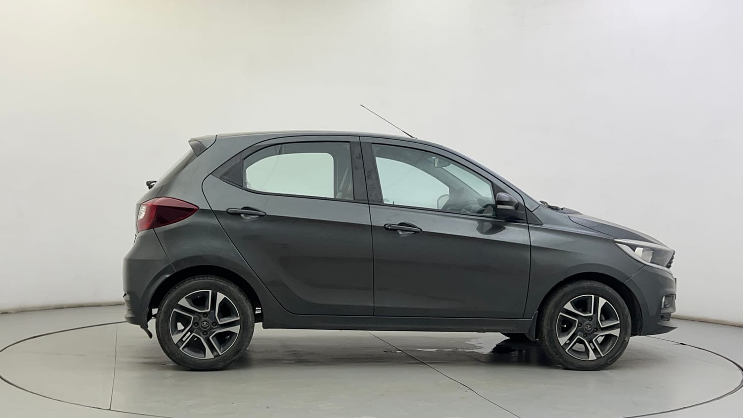 Used 2020 Tata Tiago Revotron XZ Plus Petrol Manual exterior RIGHT FRONT CORNER VIEW