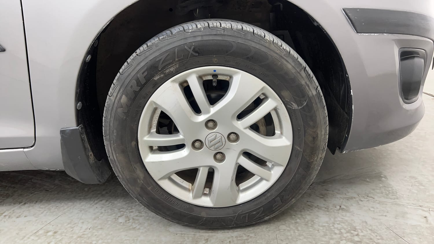 Used 2014 Maruti Suzuki Swift Dzire ZXI Petrol Manual tyres RIGHT FRONT TYRE RIM VIEW