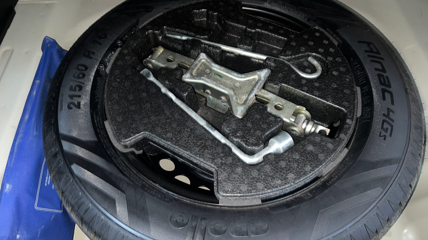 Used 2021 maruti-suzuki Vitara Brezza ZXi Petrol Manual tyres SPARE TYRE VIEW