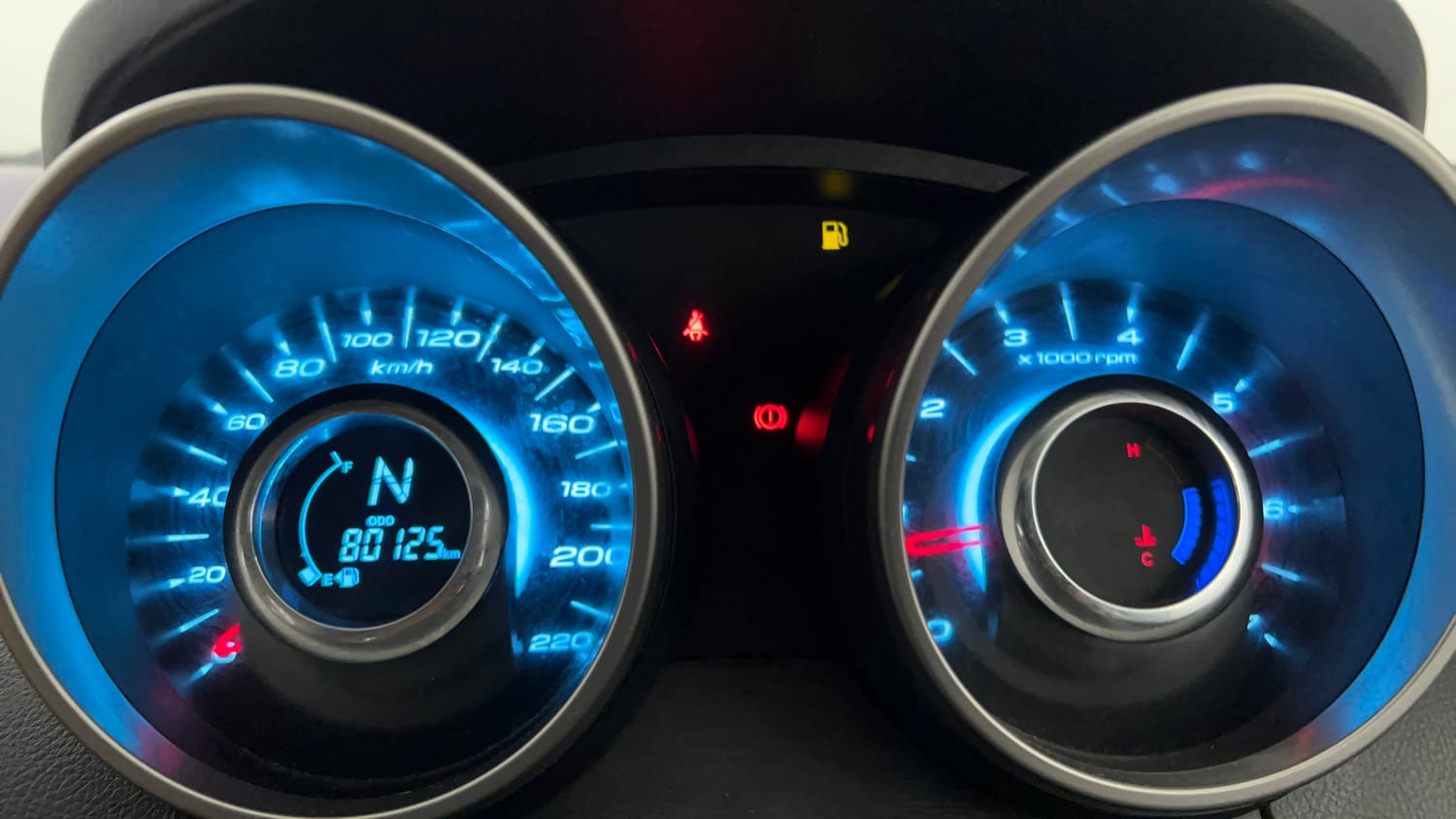 Used 2018 Mahindra XUV500 W11 Diesel Manual interior CLUSTERMETER VIEW