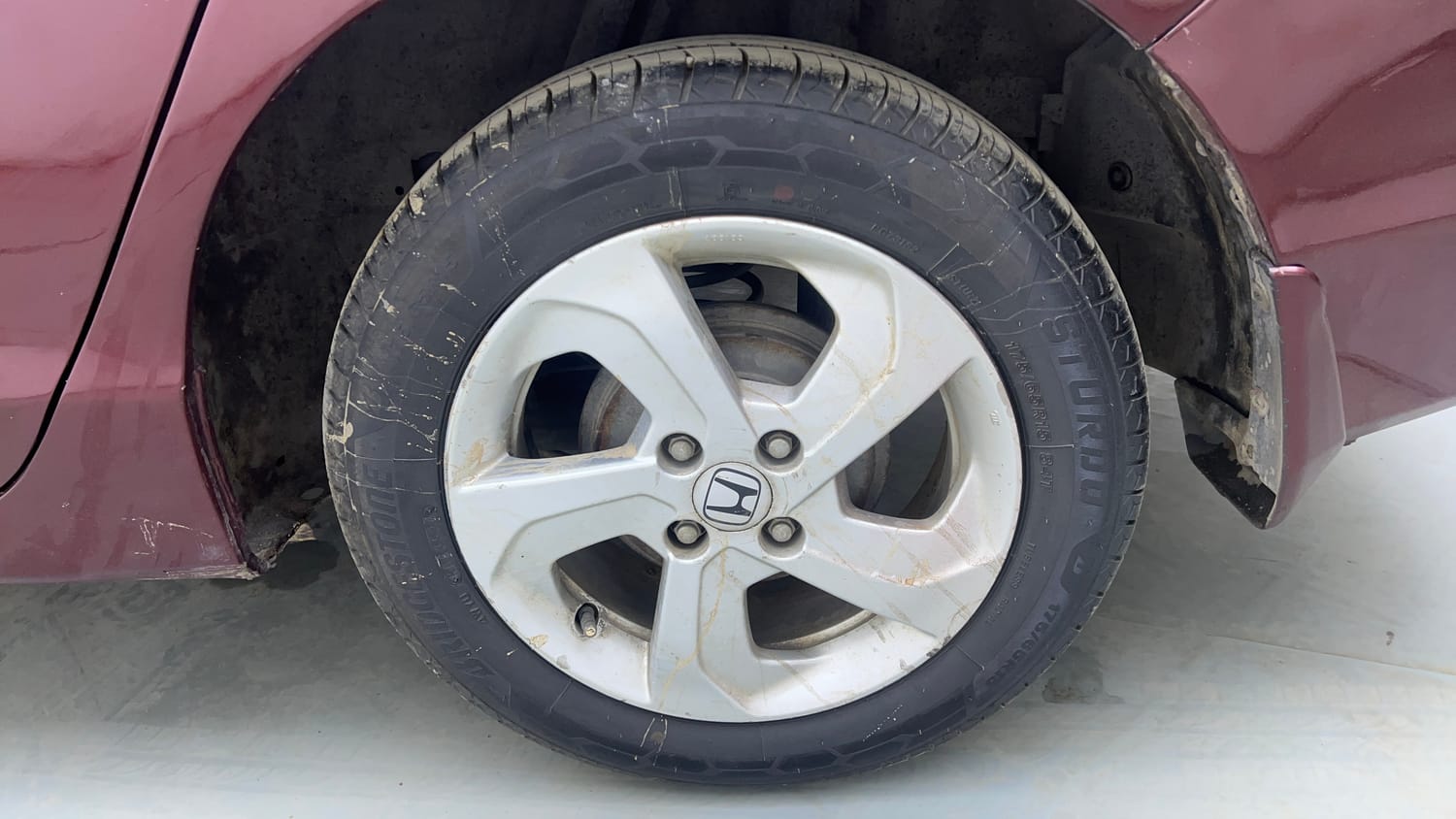 Used 2015 Honda City V Petrol Manual tyres LEFT REAR TYRE RIM VIEW