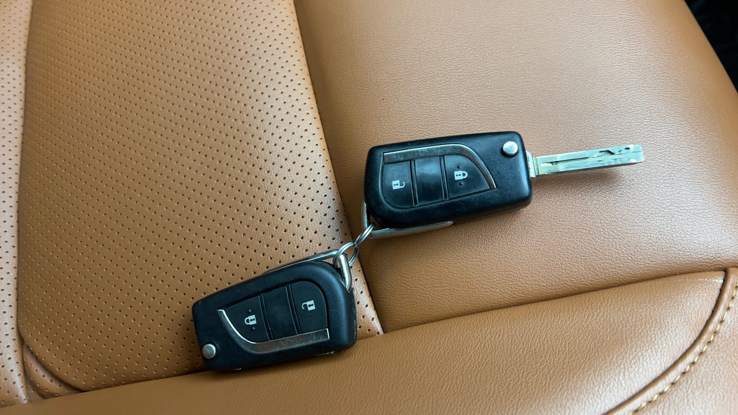 Used 2022 Toyota Innova Crysta GX 2.7 AT 7 STR Petrol Automatic extra CAR KEY VIEW