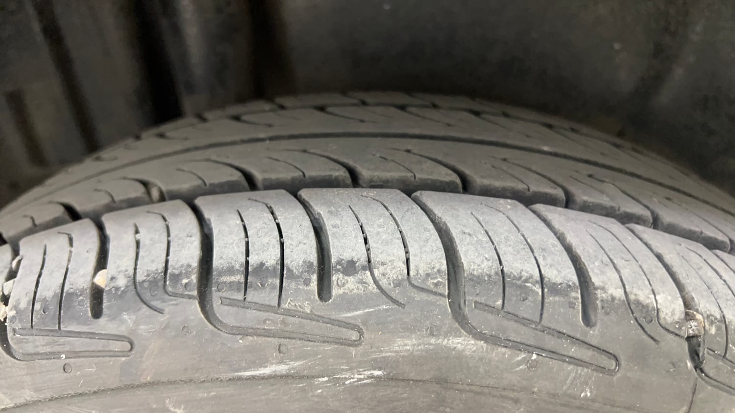 Used 2014 Maruti Suzuki Swift Dzire ZXI Petrol Manual tyres RIGHT REAR TYRE TREAD VIEW