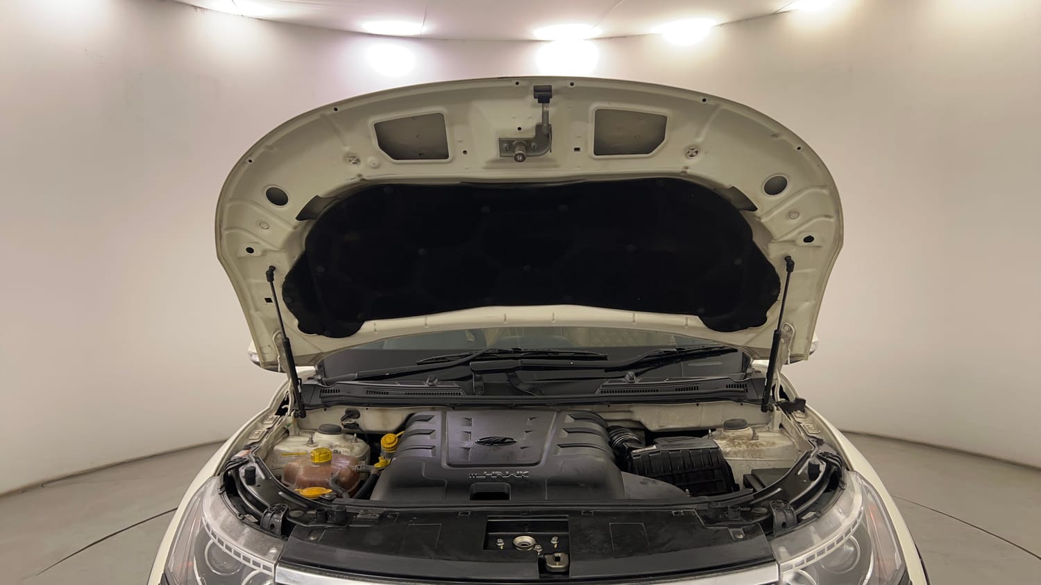 Used 2018 Mahindra XUV500 W11 Diesel Manual engine ENGINE & BONNET OPEN FRONT VIEW