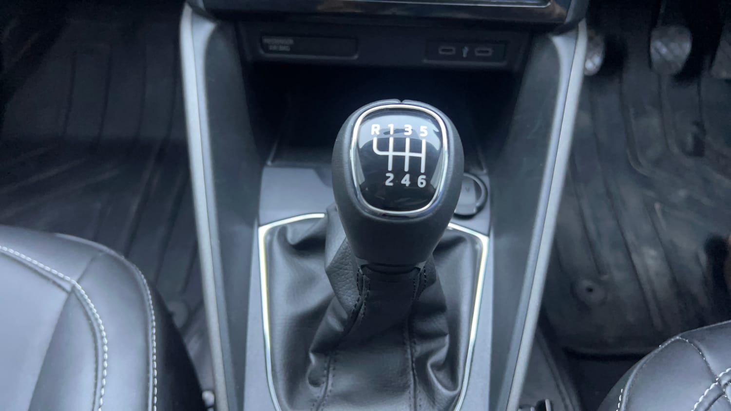 Used 2025 Skoda Kylaq Signature Plus 1.0 TSI MT (Lava Blue) Petrol Manual interior GEAR  KNOB VIEW