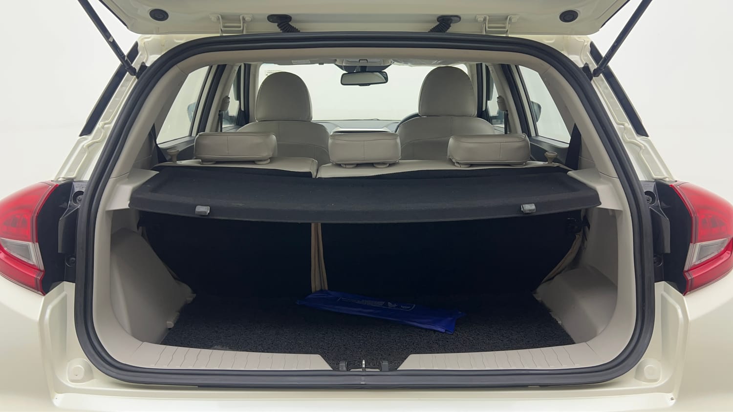 Used 2022 Mahindra XUV 300 W8 (O) 1.2 Petrol AMT Petrol Automatic interior DICKY INSIDE VIEW