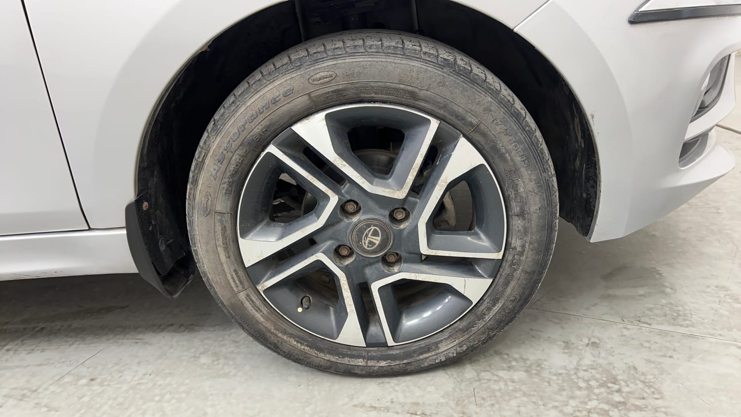 Used 2020 Tata Tiago Revotron XZ Plus Cng (outside fitted) Cng Manual tyres RIGHT FRONT TYRE RIM VIEW