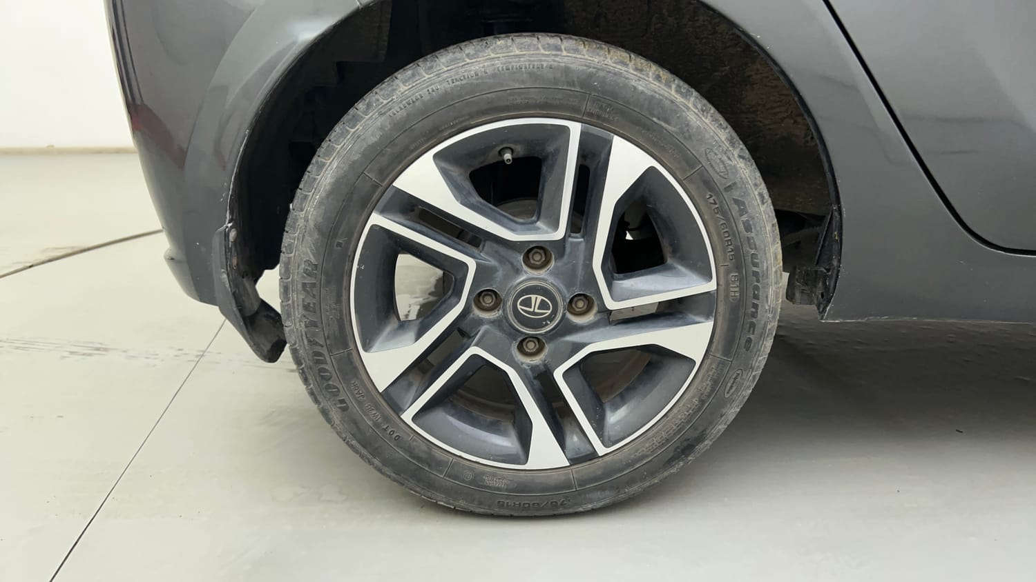 Used 2020 Tata Tiago Revotron XZ Plus Petrol Manual tyres RIGHT REAR TYRE RIM VIEW