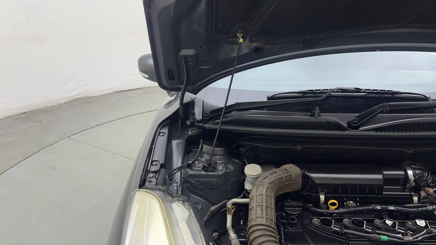 Used 2017 Maruti Suzuki Baleno Delta 1.2 Petrol Manual engine ENGINE RIGHT SIDE HINGE & APRON VIEW