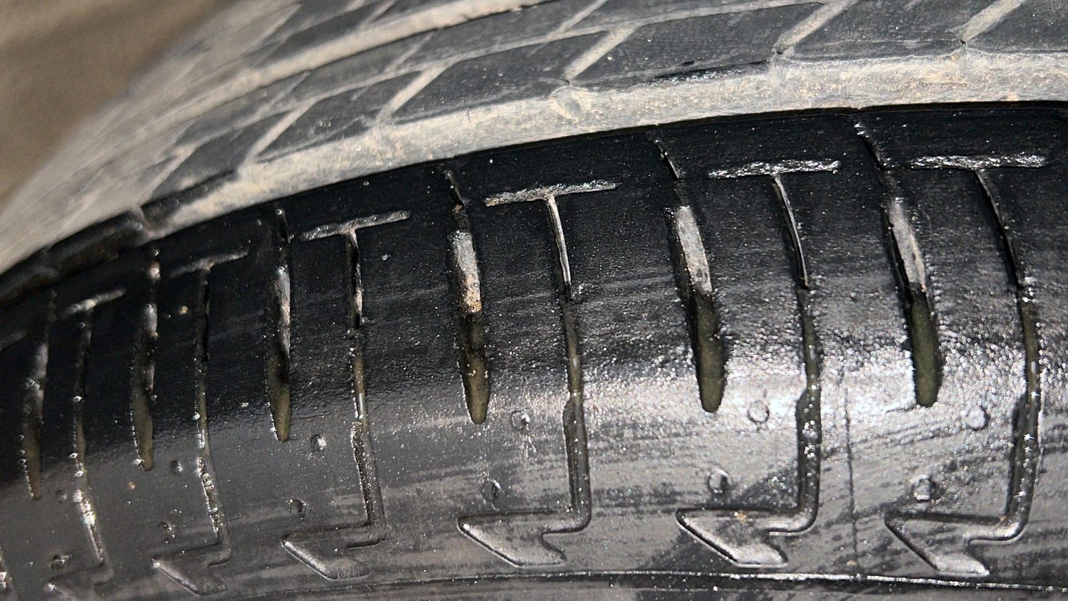 Used 2022 Maruti Suzuki Ignis Zeta 1.2 AMT Petrol Automatic tyres RIGHT FRONT TYRE TREAD VIEW