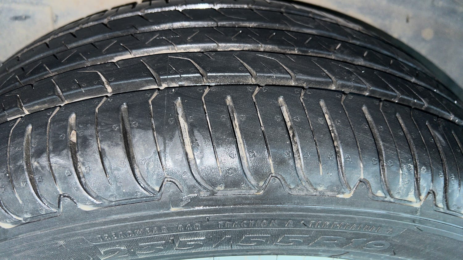Used 2018 Tata Hexa XTA 4x2 7 STR Diesel Automatic tyres RIGHT REAR TYRE TREAD VIEW