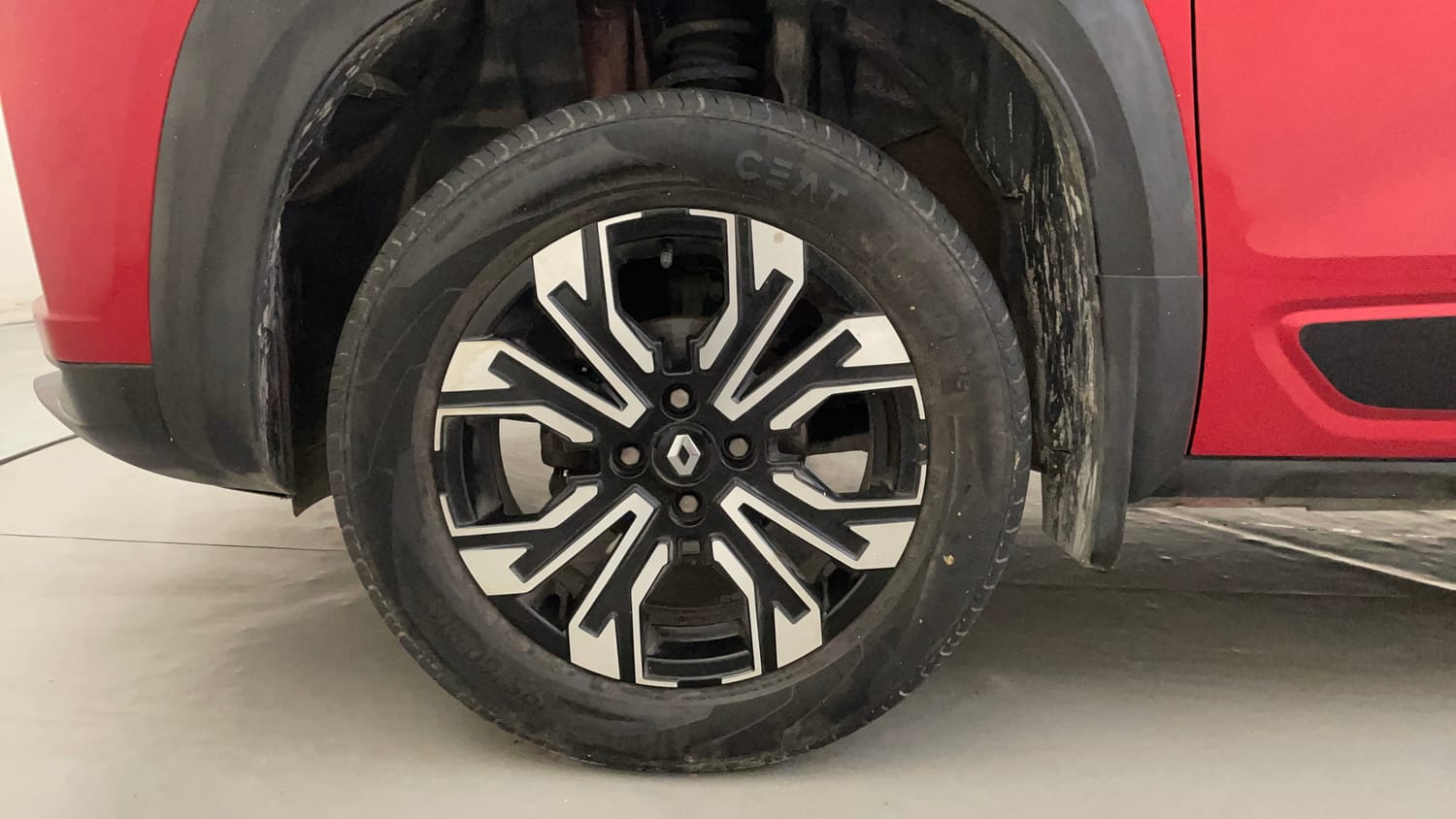 Used 2023 Renault Kiger RXT MT Petrol Manual tyres LEFT FRONT TYRE RIM VIEW
