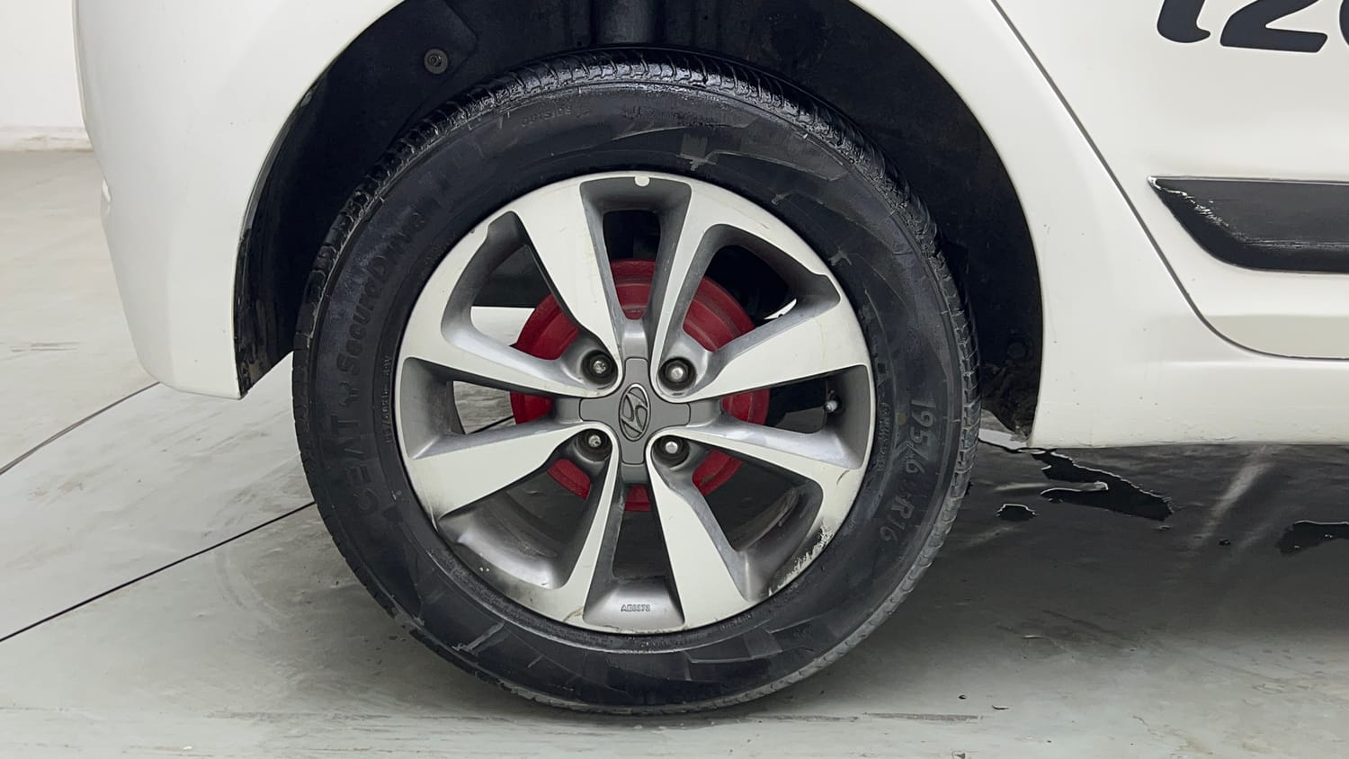Used 2015 Hyundai Elite i20 Asta 1.2 Petrol Manual tyres RIGHT REAR TYRE RIM VIEW