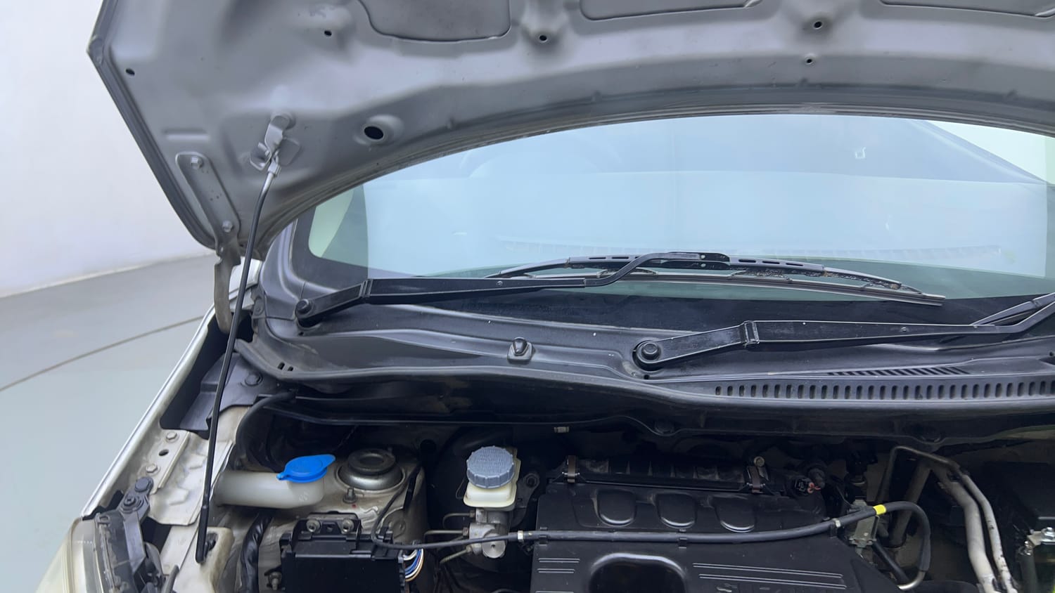 Used 2016 Maruti Suzuki Wagon R LXI CNG Cng Manual engine ENGINE RIGHT SIDE HINGE & APRON VIEW