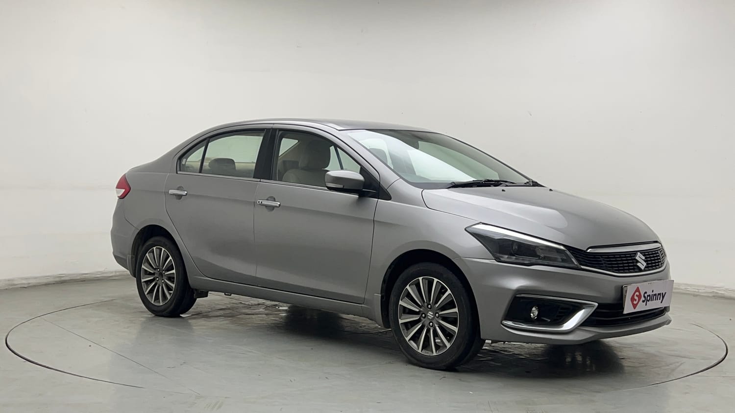 Used 2018 Maruti Suzuki Ciaz Alpha Hybrid 1.5 AT Petrol Automatic exterior RIGHT FRONT CORNER VIEW