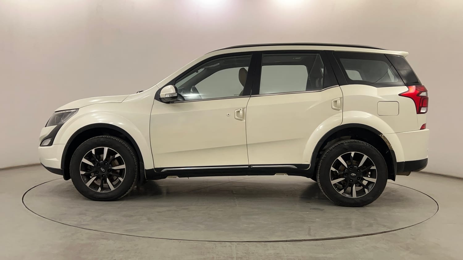 Used 2018 Mahindra XUV500 W11 Diesel Manual exterior LEFT SIDE VIEW