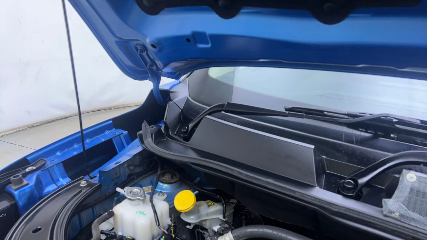 Used 2021 Renault Kiger RXT AMT Dual Tone Petrol Automatic engine ENGINE RIGHT SIDE HINGE & APRON VIEW