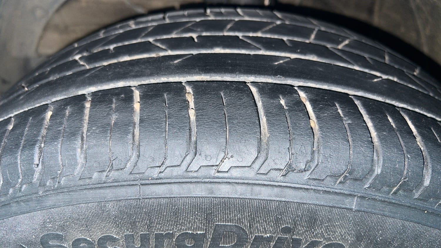 Used 2021 Maruti Suzuki Baleno Delta Petrol Manual tyres LEFT FRONT TYRE TREAD VIEW
