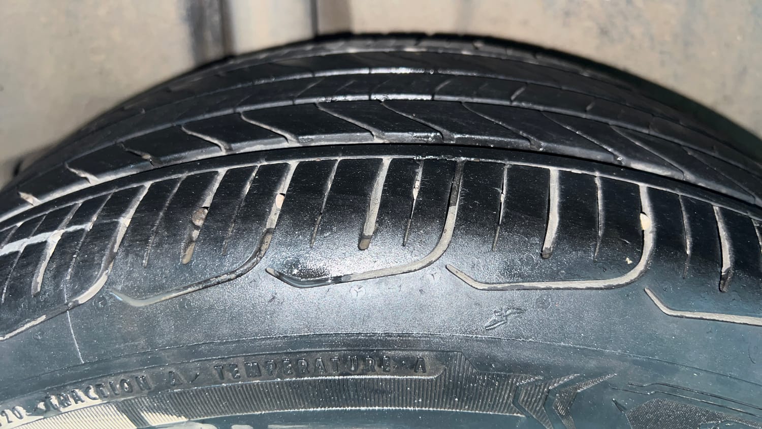 Used 2018 Maruti Suzuki Ciaz Alpha Hybrid 1.5 AT Petrol Automatic tyres RIGHT REAR TYRE TREAD VIEW