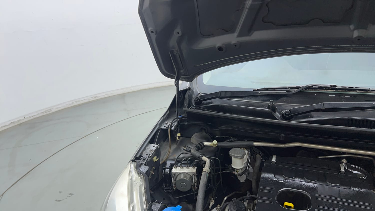 Used 2016 Maruti Suzuki Celerio VXi Petrol Manual engine ENGINE RIGHT SIDE HINGE & APRON VIEW