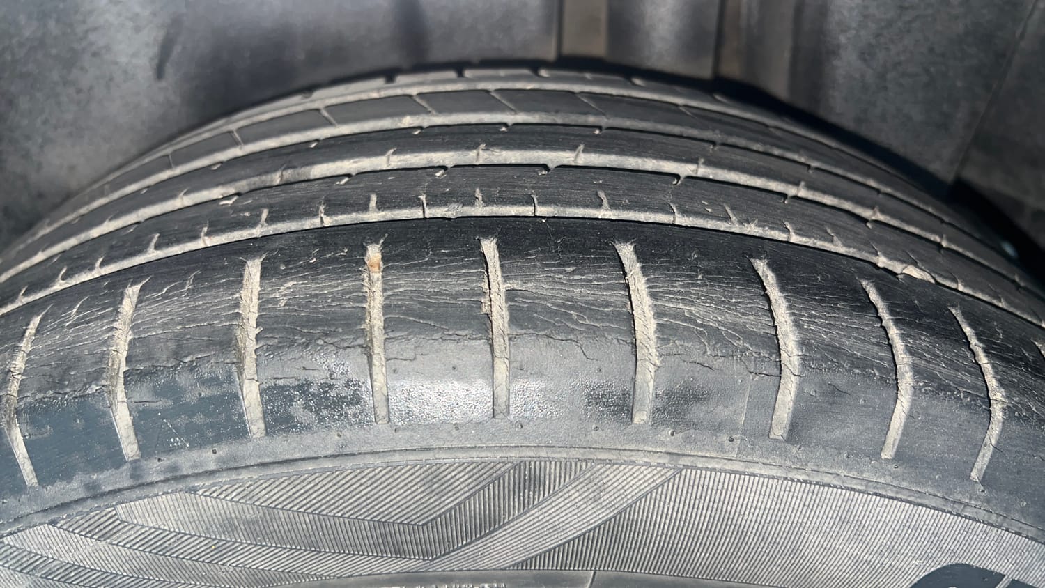 Used 2015 Maruti Suzuki Ciaz ZXI+ Petrol Manual tyres LEFT REAR TYRE TREAD VIEW