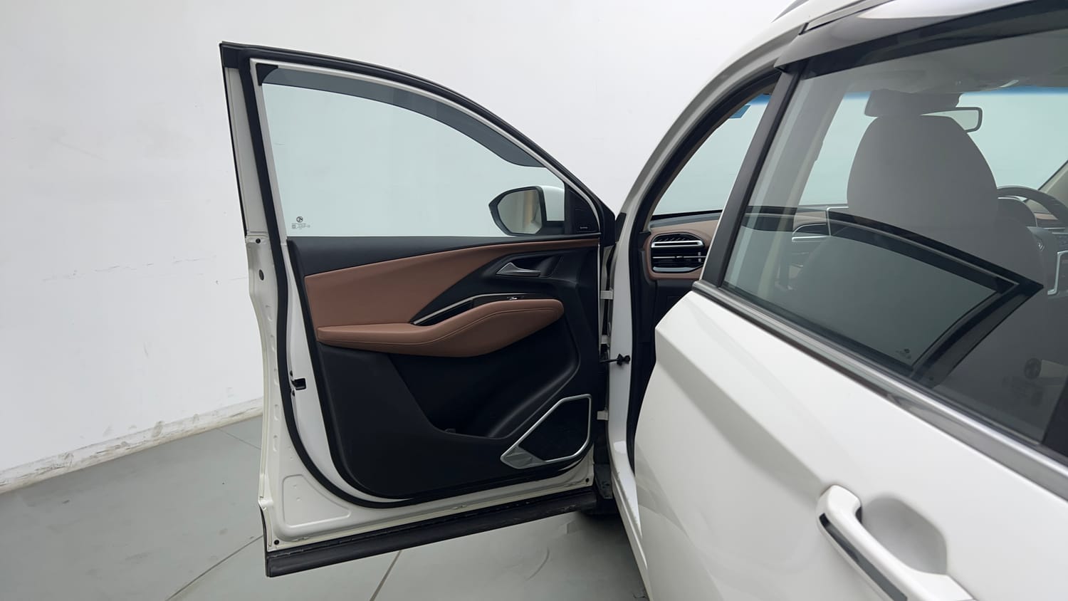 Used 2023 MG Motors Hector Plus Savvy Pro 1.5 Turbo Petrol CVT 6 STR Petrol Automatic interior LEFT FRONT DOOR OPEN VIEW