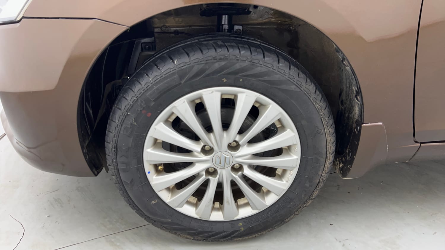 Used 2016 Maruti Suzuki Ciaz ZXi Petrol Manual tyres LEFT FRONT TYRE RIM VIEW