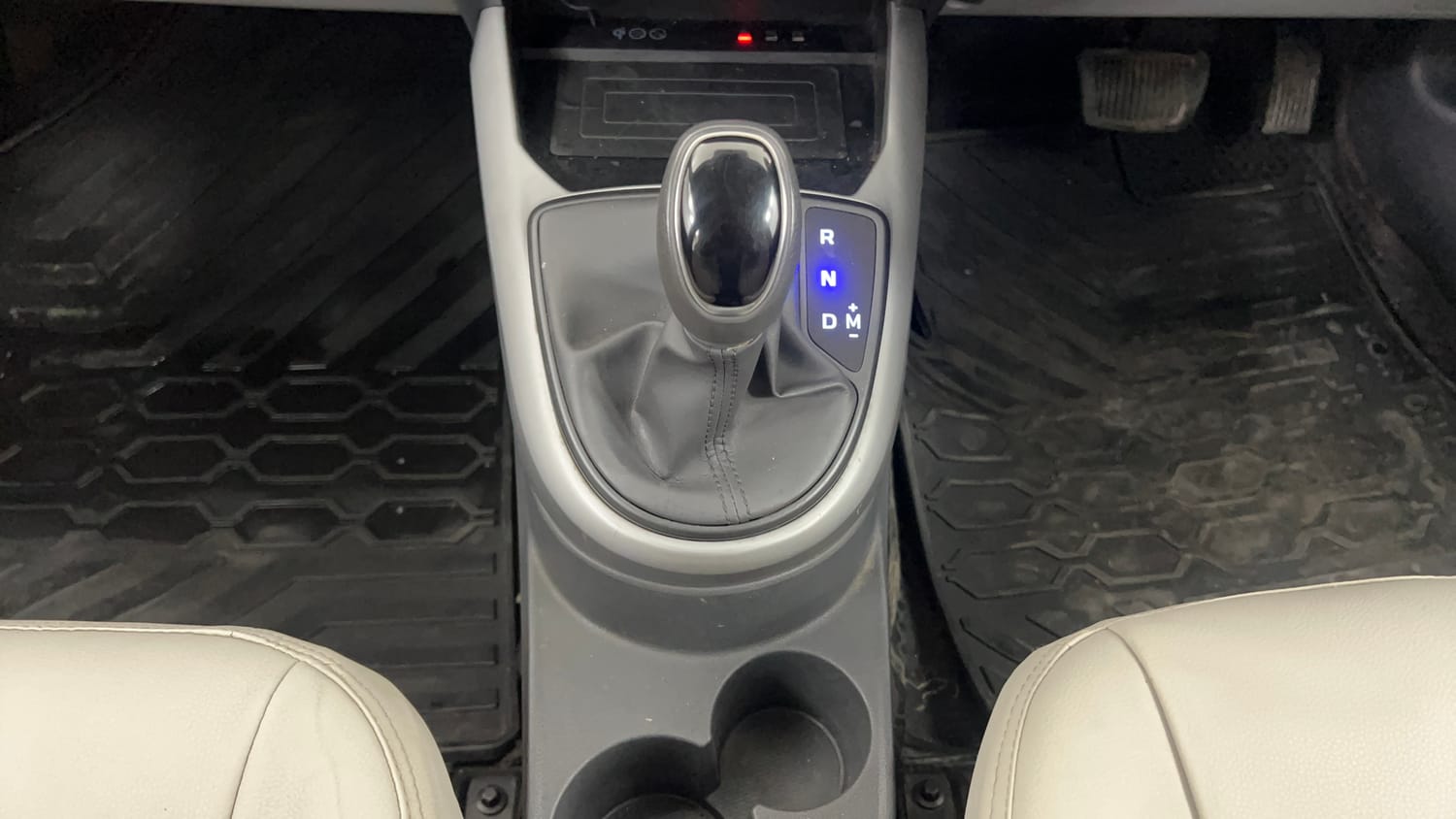 Used 2021 Hyundai Grand i10 Nios Sportz AMT 1.2 Kappa VTVT Petrol Automatic interior GEAR  KNOB VIEW