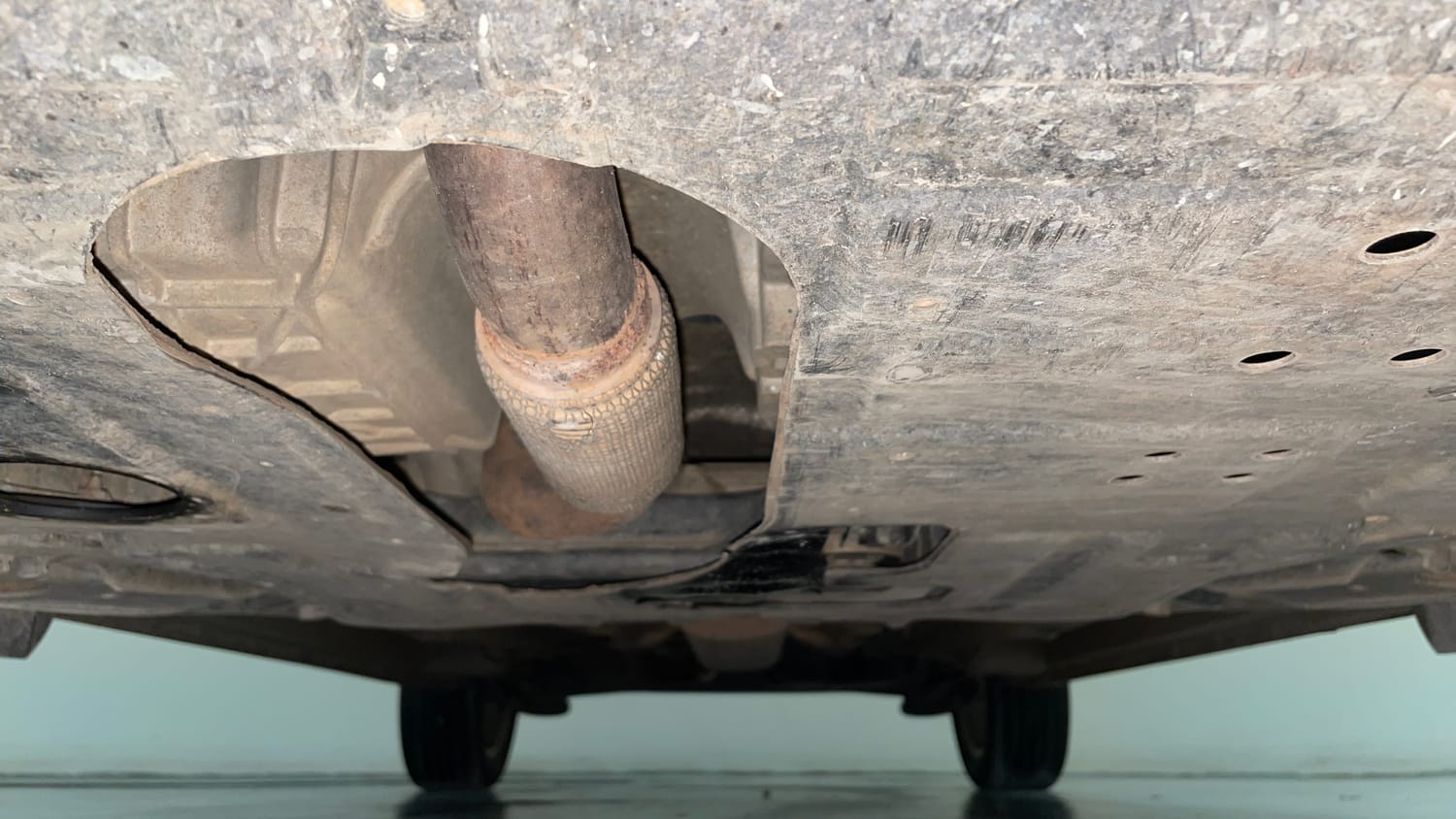 Used 2021 Mahindra XUV 300 W8 1.2 Petrol Petrol Manual extra FRONT LEFT UNDERBODY VIEW