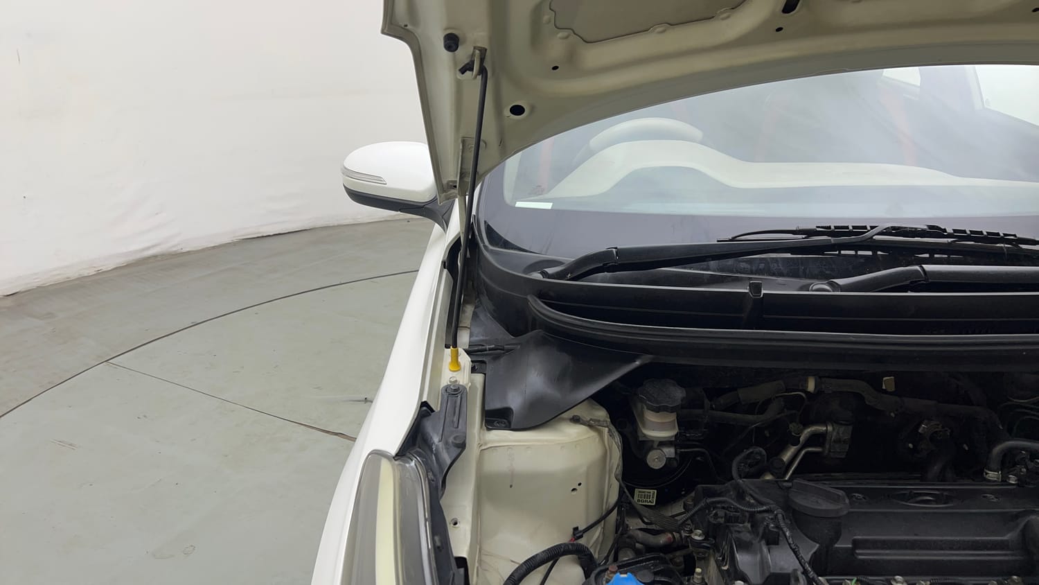 Used 2015 Hyundai Elite i20 Asta 1.2 Petrol Manual engine ENGINE RIGHT SIDE HINGE & APRON VIEW