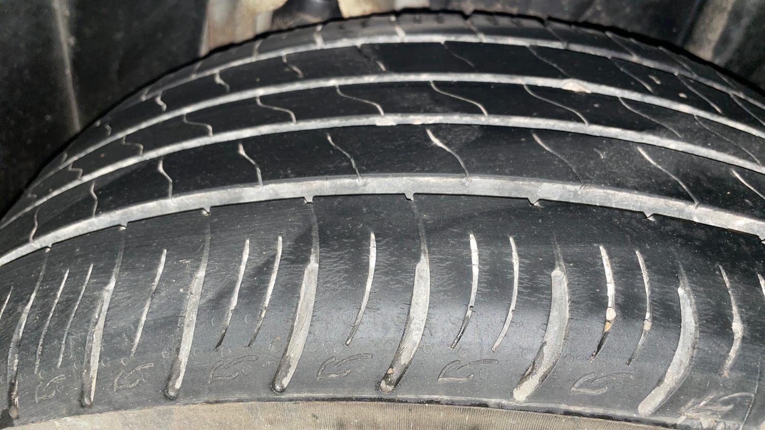 Used 2021 Mahindra XUV 300 W8 1.2 Petrol Petrol Manual tyres LEFT REAR TYRE TREAD VIEW