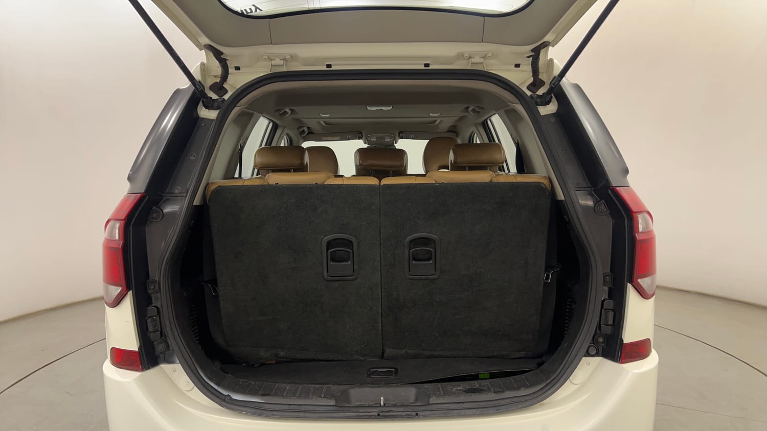 Used 2018 Mahindra XUV500 W11 Diesel Manual interior DICKY INSIDE VIEW