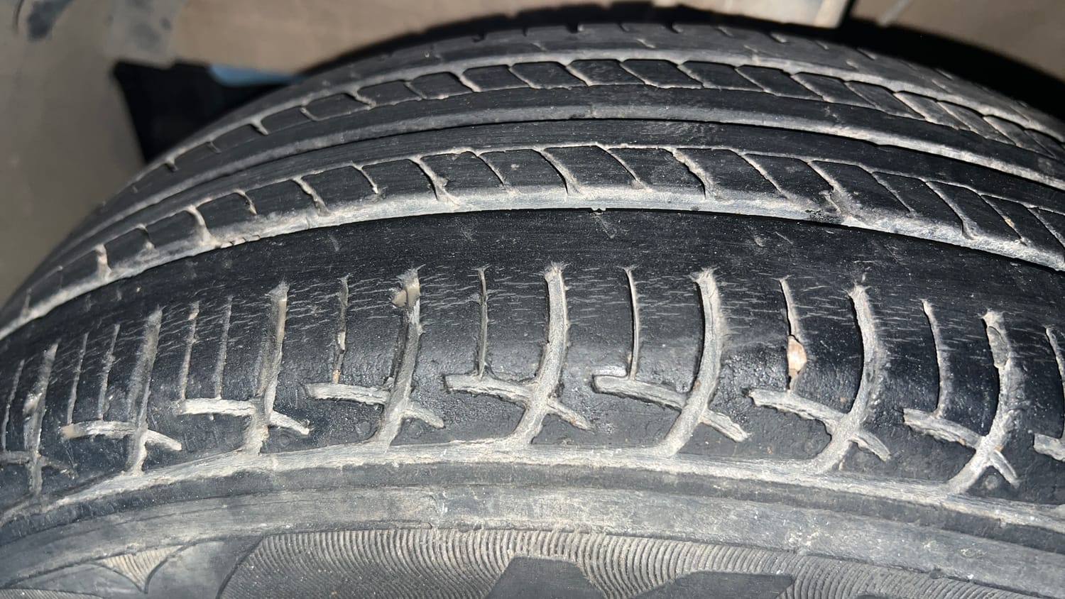 Used 2018 Maruti Suzuki Baleno Delta 1.2 Petrol Manual tyres LEFT FRONT TYRE TREAD VIEW