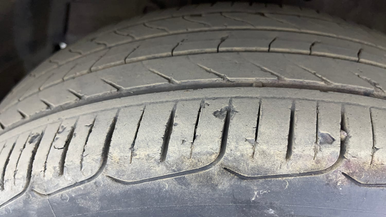 Used 2017 Maruti Suzuki Ciaz Alpha 1.4 AT Petrol Automatic tyres LEFT FRONT TYRE TREAD VIEW