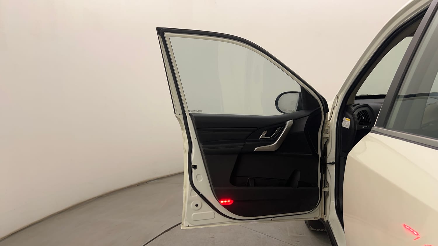 Used 2018 Mahindra XUV500 W11 Diesel Manual interior LEFT FRONT DOOR OPEN VIEW
