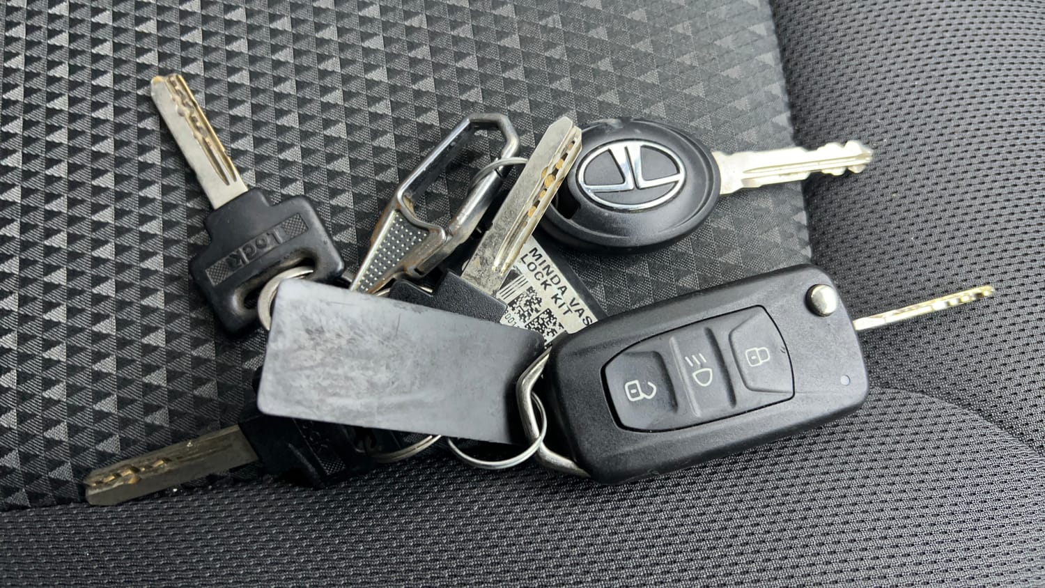 Used 2017 Tata Tiago Revotron XZ w/o Alloy Petrol Manual extra CAR KEY VIEW
