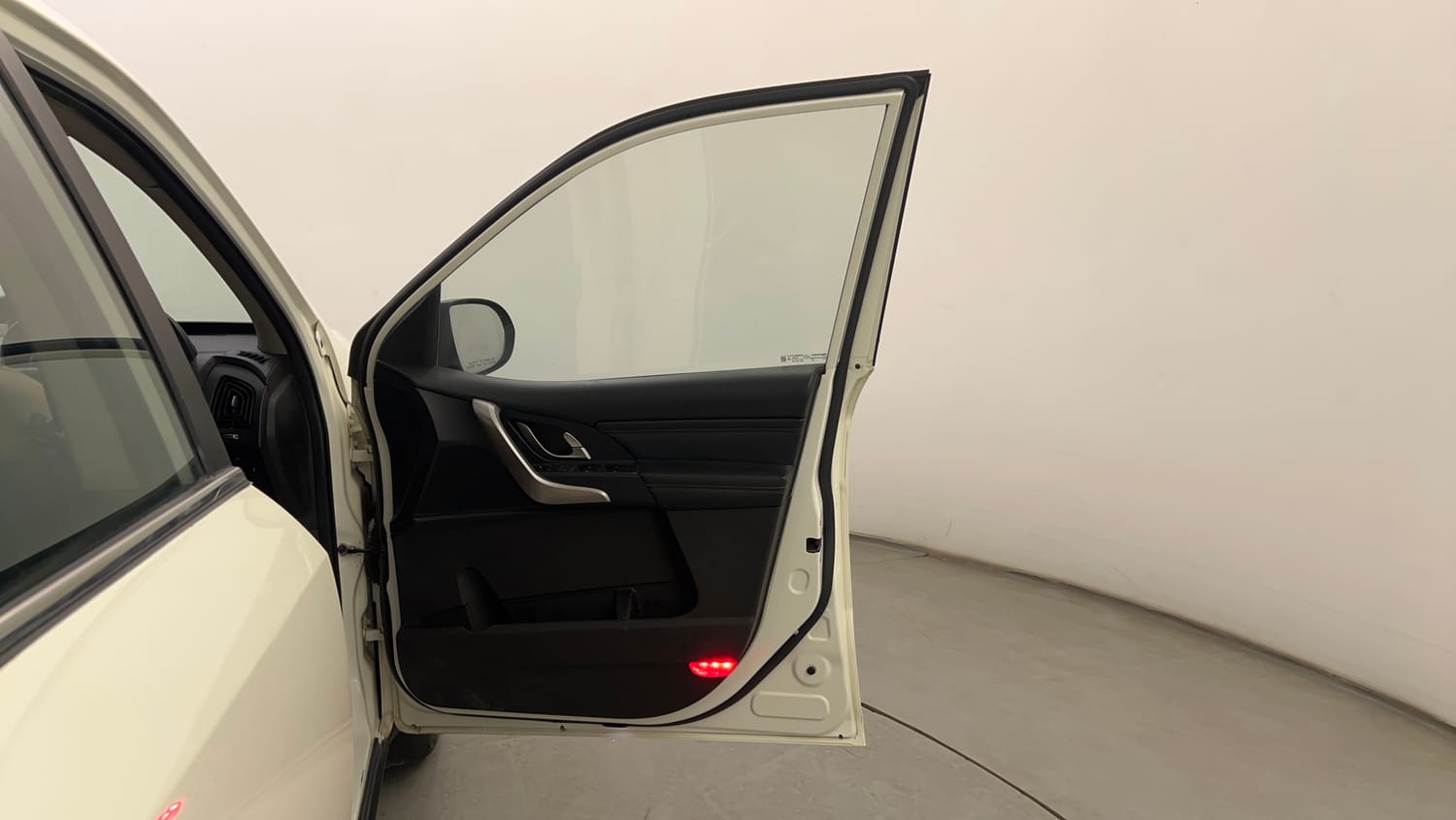 Used 2018 Mahindra XUV500 W11 Diesel Manual interior RIGHT FRONT DOOR OPEN VIEW