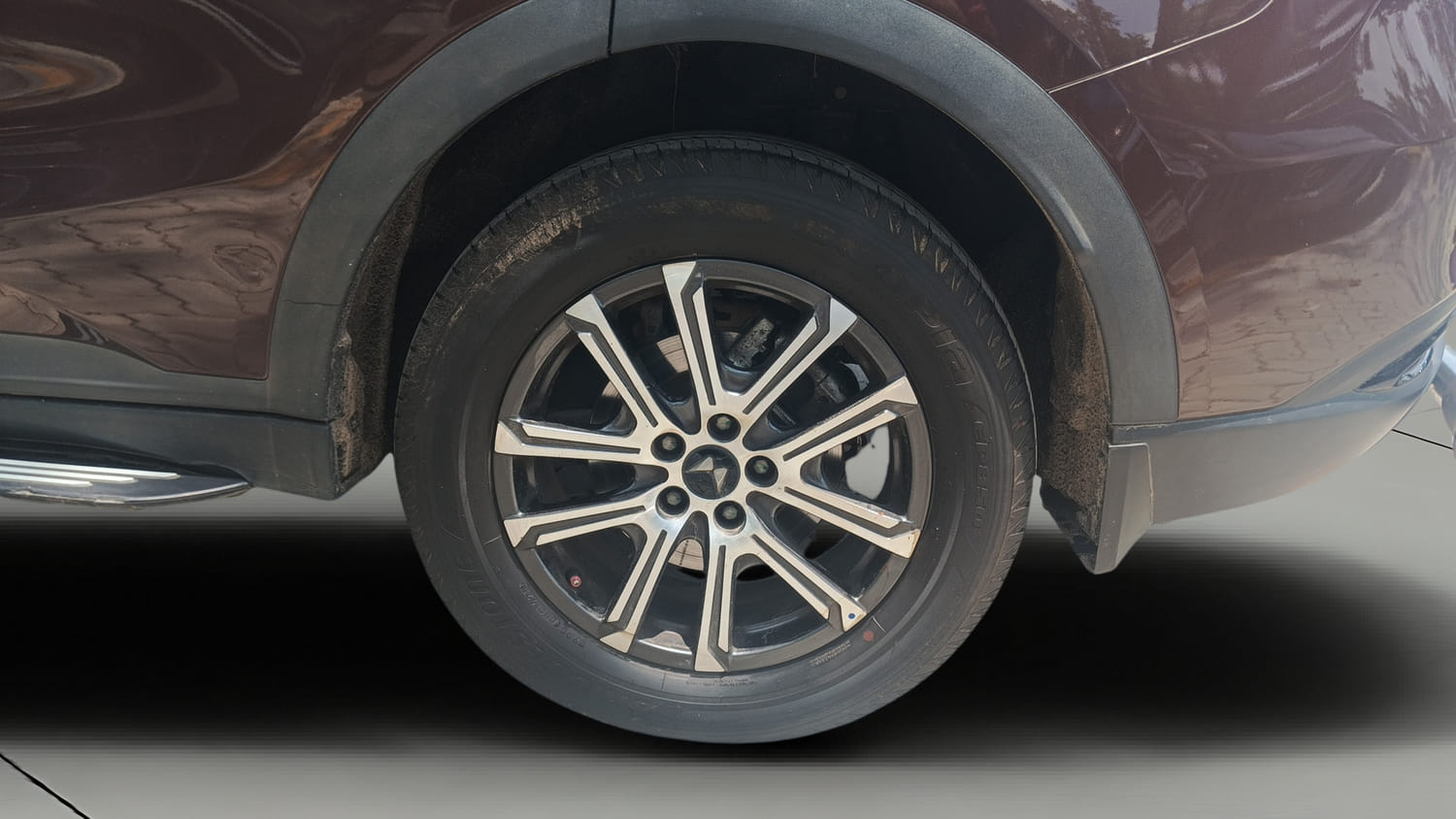 Used 2025 Mahindra XUV700 AX7 Luxury Pack Petrol AT 7 STR Petrol Automatic tyres LEFT REAR TYRE RIM VIEW