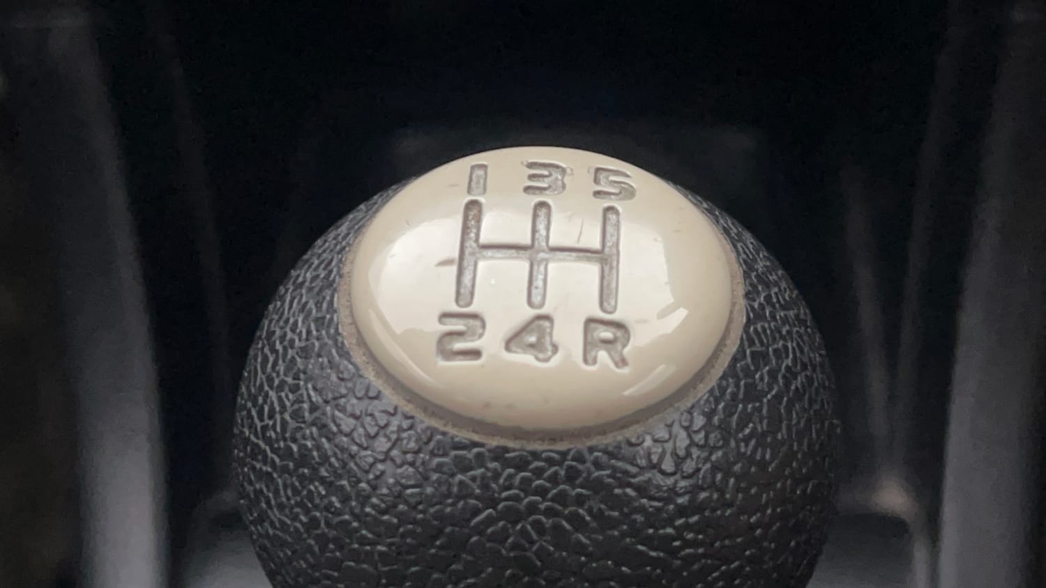 Used 2013 Maruti Suzuki Swift VXi Petrol Manual interior GEAR  KNOB VIEW