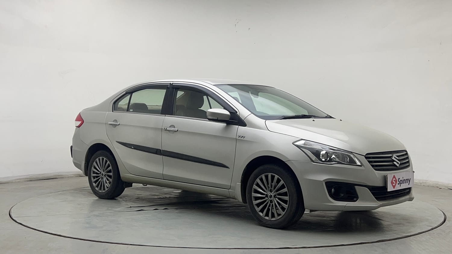 Used 2015 Maruti Suzuki Ciaz ZXI+ Petrol Manual exterior RIGHT FRONT CORNER VIEW