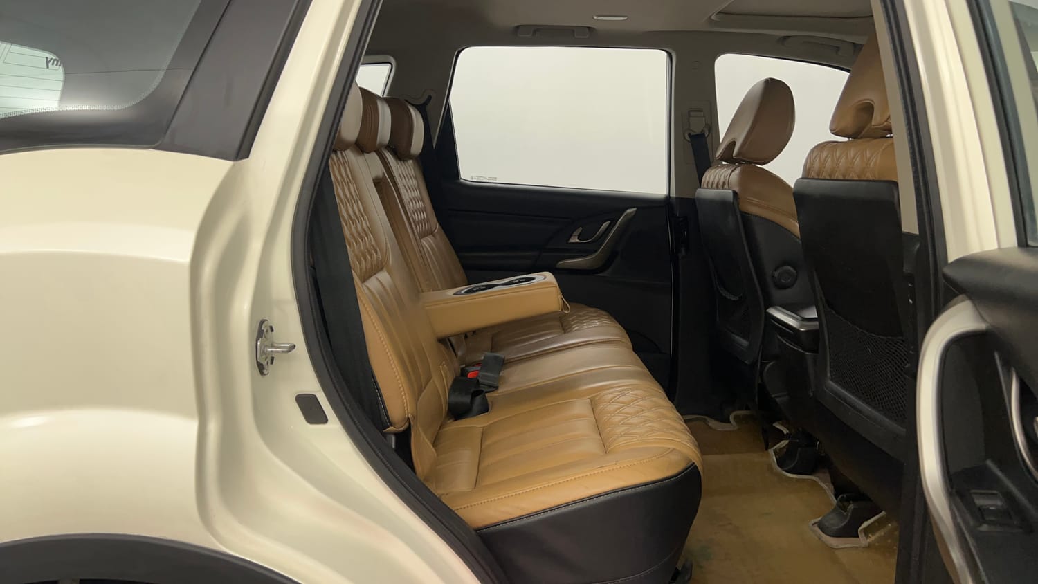 Used 2018 Mahindra XUV500 W11 Diesel Manual interior RIGHT SIDE REAR DOOR CABIN VIEW