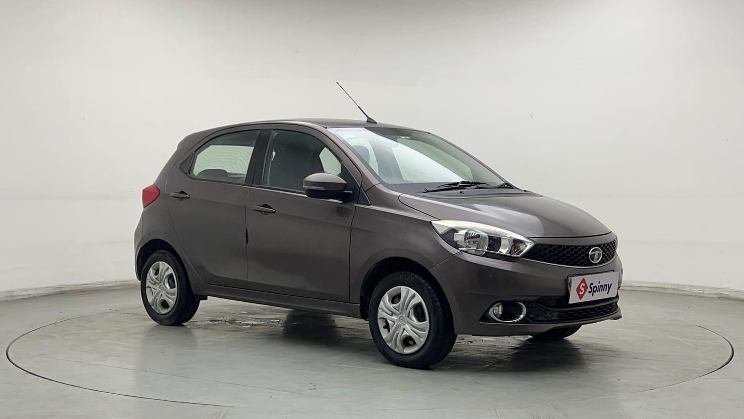 Used 2017 Tata Tiago Revotron XZ w/o Alloy Petrol Manual exterior RIGHT FRONT CORNER VIEW