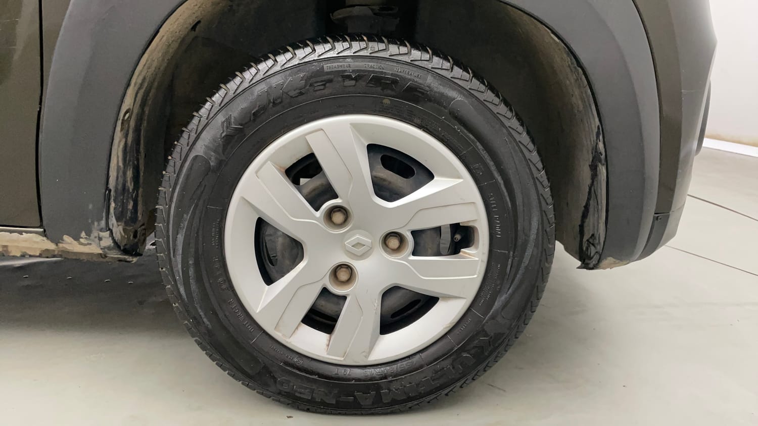 Used 2018 Renault Kwid RXL Petrol Manual tyres RIGHT FRONT TYRE RIM VIEW